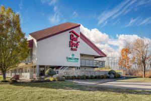 a building with a red rock inn sign on it at Red Roof Inn Buffalo - Niagara Airport in Williamsville