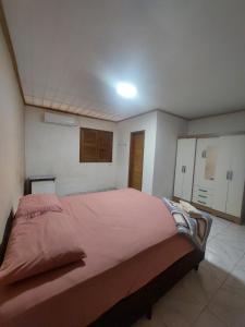 a bedroom with a large bed in a room at Qroom Janaina in Cruzeiro do Sul