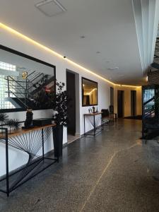 a lobby with a table and chairs in a building at Hotel Connect Ibira Servidor Park in São Paulo