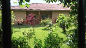 a house with a yard with trees in front of it at Le Rouge-gorge du Pescofi in Portet-sur-Garonne