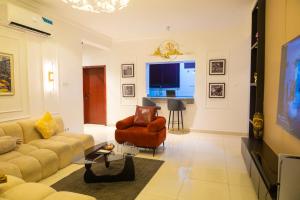a living room with a couch and a tv at Ashtead Haven in Ikate