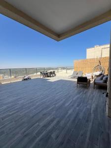 a large patio with a view of the beach at פנטאהוז מרהיב ויוקרתי 6 חדרים ! יש ממד בתוך הבית ! in Beit Shemesh