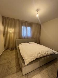 a large bed in a bedroom with a window at פנטאהוז מרהיב ויוקרתי 6 חדרים ! יש ממד בתוך הבית ! in Beit Shemesh