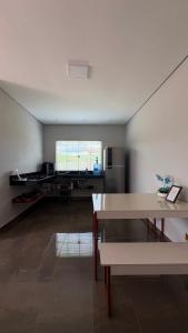 an empty room with a table and a refrigerator at Cipó Lofts - 3 lofts incríveis na Serra do Cipó in Santana do Riacho