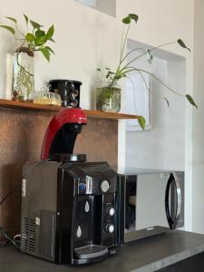 a microwave sitting on top of a kitchen counter at Pousada Cobogó - MotoWeek, ANP in Brasília