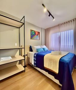 a bedroom with a large bed and a window at Studio Prime, no centro de CWB in Curitiba