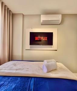 a bedroom with a bed with a nightlik sign on the wall at Studio Prime, no centro de CWB in Curitiba +24 photos