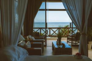 um quarto com vista para o mar em Celestial Penthouse em Balcheil