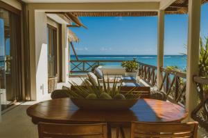 uma mesa em uma varanda com vista para o oceano em Celestial Penthouse em Balcheil