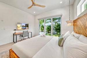 a bedroom with a bed and a desk and a window at Waldemere's Wonderland in Sarasota +42 photos