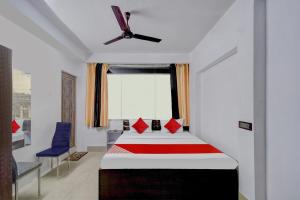 a bedroom with a bed and a ceiling fan at Hotel O ALISHA LODGE in Āsansol