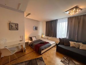 a bedroom with a bed and a desk and a couch at Grosses Apartment Aschaffenburg 4 Schlafzimmer für bis zu 11 Gäste AschaffApartment Mainaschaff in Mainaschaff