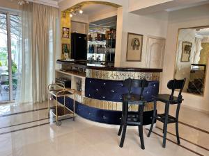 eine Bar mit einer blauen Theke und Stühlen in einem Raum in der Unterkunft Diamond Hotel in Chişinău