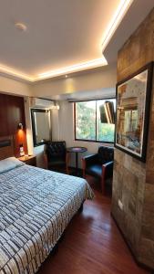 a hotel room with a bed and a living room at HOTEL Y MOTEL SAVOY - Santiago in Santiago +31 photos