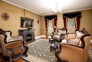 a living room filled with furniture and a fireplace at US Grant Guest House in Galena