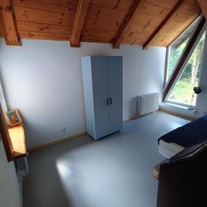 a room with a white cabinet in a room with a window at Całoroczny dom nad Jeziorem Rożnowskim in Gródek Nad Dunajcem
