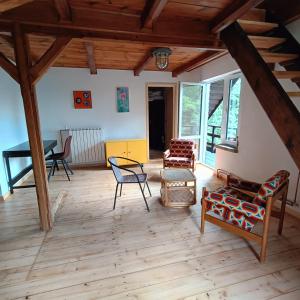 a living room with chairs and a table at Całoroczny dom nad Jeziorem Rożnowskim in Gródek Nad Dunajcem +2 photos