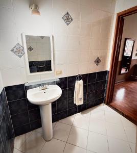 a bathroom with a sink and a mirror at Hotel de Talavera in Puebla