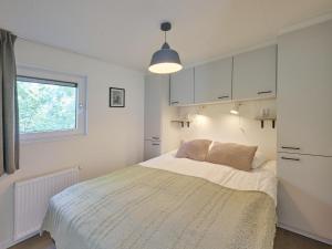 a bedroom with a bed and a window at Steltloper in Nunspeet