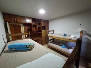 a room with two bunk beds in a room at Hostel Repou-Z in Goiânia
