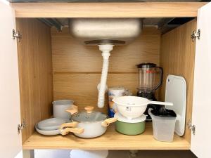 a cabinet filled with kitchen utensils and a sink at AP Smart Samaritan Fast Internet Office in Campinas +10 photos