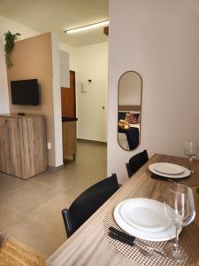 a dining room with a table and a mirror at AP Smart Samaritan Fast Internet Office in Campinas