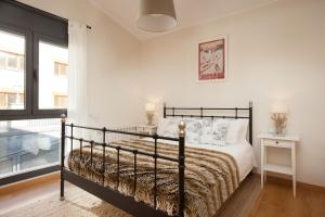sypialnia z łóżkiem i oknem w obiekcie Tarter Mountain Suites w mieście El Tarter