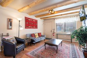 a living room with a couch and a table at Casita De Alces in Santa Fe