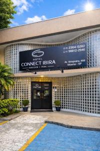 a building with a sign on the front of it at Hotel Connect Ibira Servidor Park in São Paulo