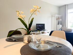 a dining room table with a plate and a plant at AP Smart Center in Campinas