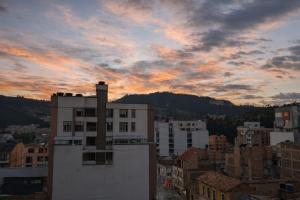 Blick auf eine Stadt bei Sonnenuntergang mit einem Gebäude in der Unterkunft Hotel Oicatá in Duitama