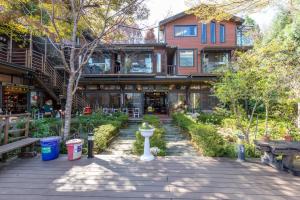 a building with a garden in front of it at Walk Cloud Bed and Breakfast in Meishan