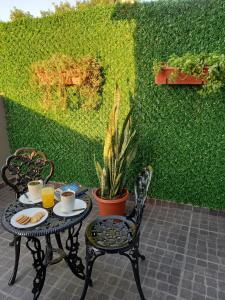 a table with two chairs and two cups of coffee at Confort urbano - Departamento de 1 dormitorio con cochera in Venado Tuerto +16 photos