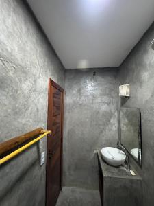 a bathroom with a sink and a toilet at Casa Aura Solis Preá in Prea +36 photos