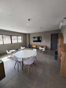 a classroom with tables and chairs in a room at Apartamento Edifíco Prestige in Marechal Deodoro