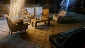 a living room with chairs and a coffee table at Panul Ovalle in Panulcillo