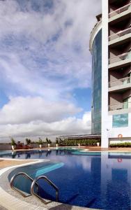 فندق جي بي دابليو في جوهور باهرو: مسبح كبير بجانب مبنى طويل