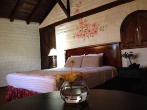 Postel nebo postele na pokoji v ubytování Hotel y Hosteria Natabuela