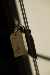 a door latch with a tag on it at King William in Bath