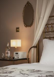 a bedroom with a bed and a table with a radio at King William in Bath +17 photos