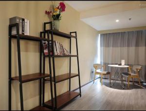 a room with a book shelf with books and a table at Ibis Dujiangyan in Dujiangyan