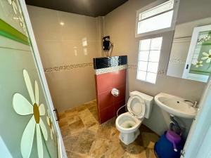 a bathroom with a toilet and a sink at Wang nam yen hill วังน้ำเย็นฮิลล์ in Ban Mai