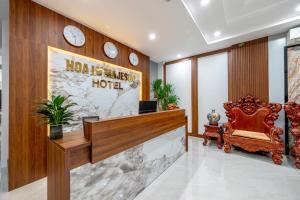 a hotel lobby with a reception desk and a chair at Hoa Lu Majestic Hotel - Phố cổ Hoa Lư, Ninh Bình in Kỳ Vĩ