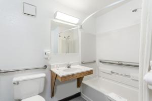 Koupelna v ubytování Super 8 by Wyndham Norwich + 21 fotografií