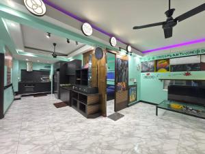 a large room with a ceiling fan and a tv at เกาะช้าง พูลวิลล่า วิวทะเล 2 in Trat