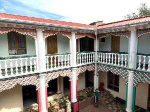 an external view of a building with a balcony at Palacio Asteria in Torotoro