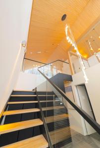 a staircase in a house with a wooden ceiling at Kouzan Woods in Kaributo