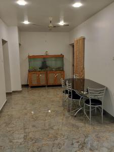 a room with a table and chairs and a large aquarium at Caesars fitness in Jāmb +2 photos