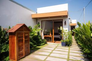 a house with a garden with a wooden shed at MAISON à SADEC in Ấp Tân An (2)