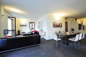 Faggeto Lario 的住宿－Casa Tulipano Grande，客厅配有沙发和桌椅